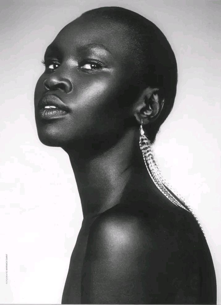 黑珍珠女神传奇,14岁非洲逃难,18岁成世界时尚宠儿