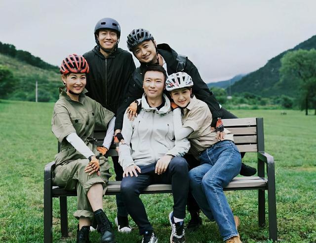 康辉张蕾争议照,朋友之间这种搂搂抱抱适合吗