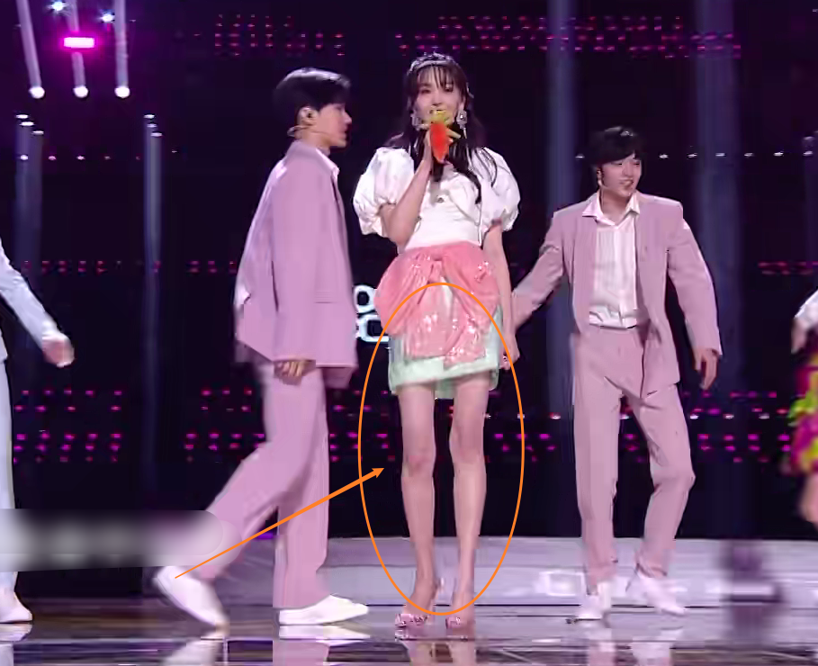 郑爽与时代少年团同台我却被她无精修的身材吸引腿型认真的吗