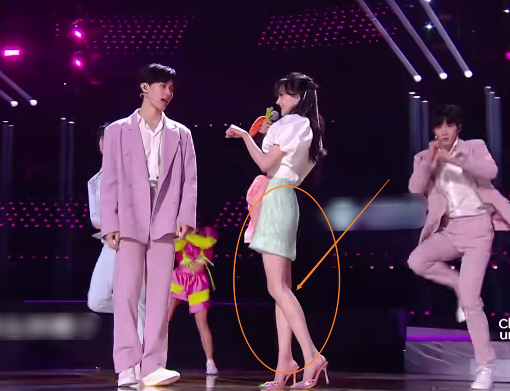 郑爽与时代少年团同台,我却被她无精修的身材吸引,腿型认真的吗