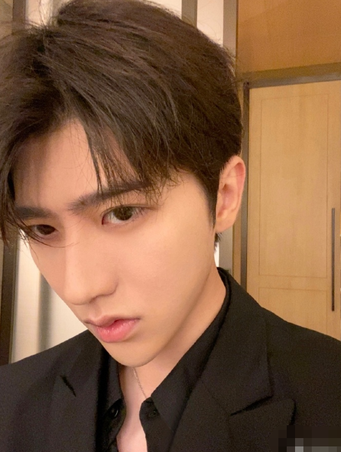 肖战|2020年亚太区最帅面孔榜单发布，肖战登顶，王一博蔡徐坤紧随其后