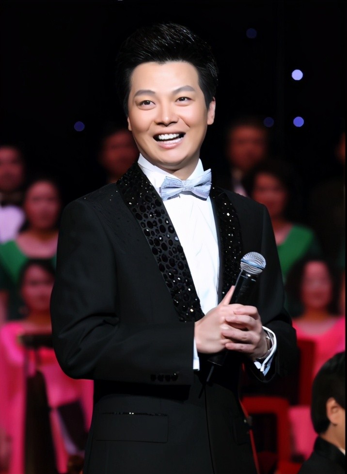 任鲁豫用40张照片细数从配角到央视新一哥