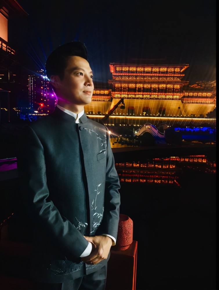 任鲁豫用40张照片细数从配角到央视新一哥