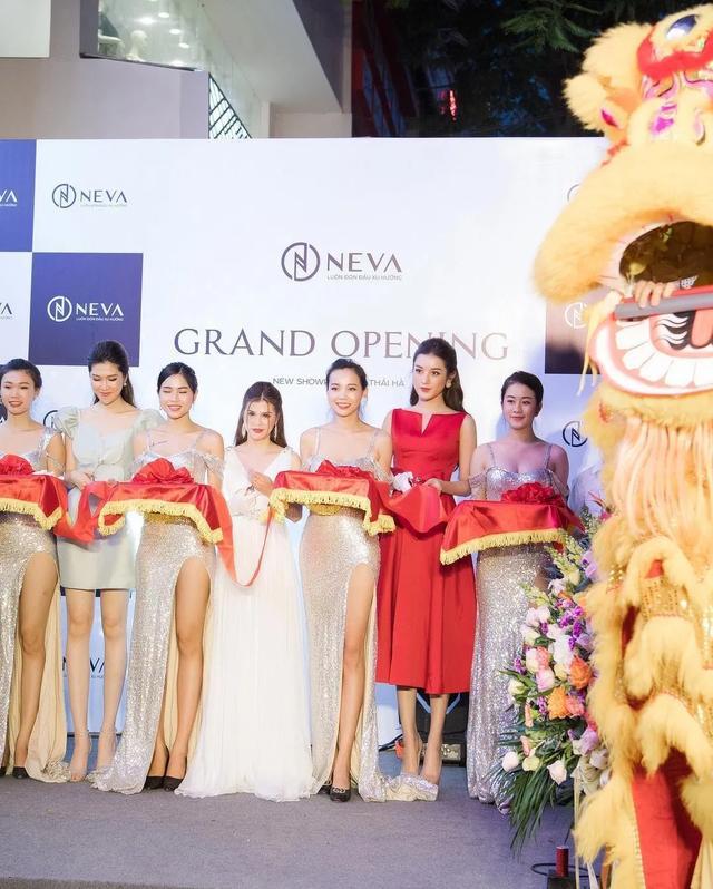 明明都是挺漂亮的美女,但只要nguyen一站上去,目光就离不开她.