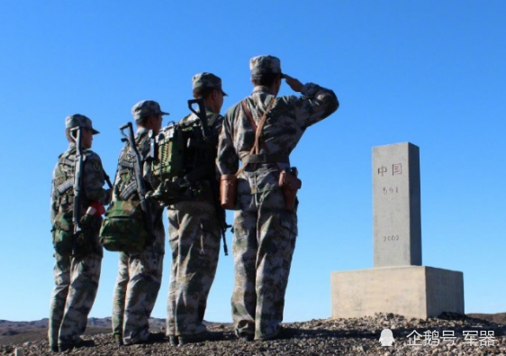 中俄边境处的俄军用稻草人站岗?看我国军人见到后做法:太亮眼了