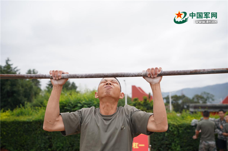 官兵正在进行单杠二练习比赛.官兵正在进行100米战术比赛.
