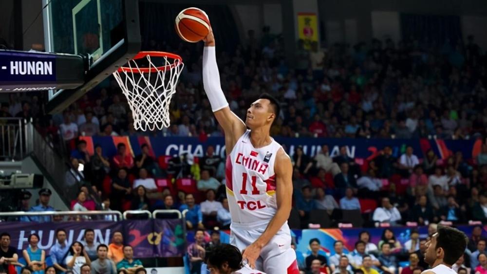 两记扣篮引爆全场,上个这样打球的叫易建联_腾讯新闻