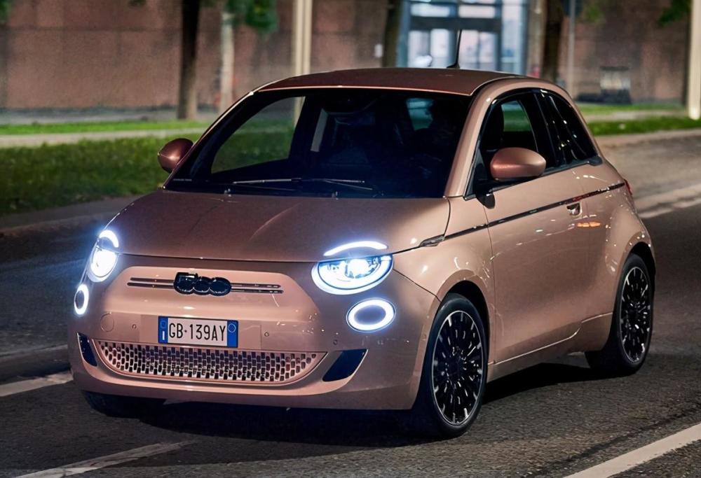 意大利车也玩3 1 菲亚特500电动小车为你多开一扇门 腾讯新闻
