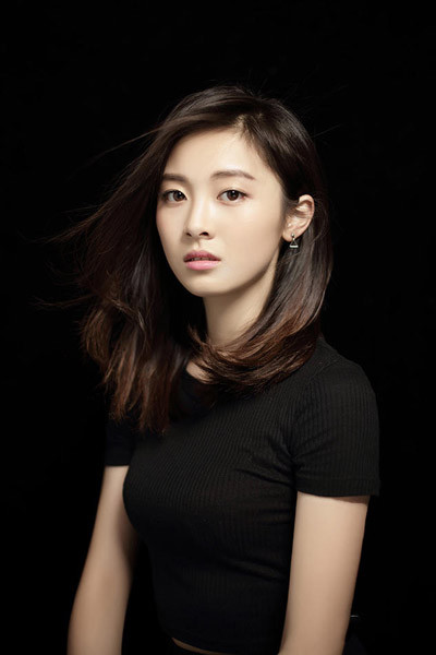 邵芸时尚写真尽显高冷女神范