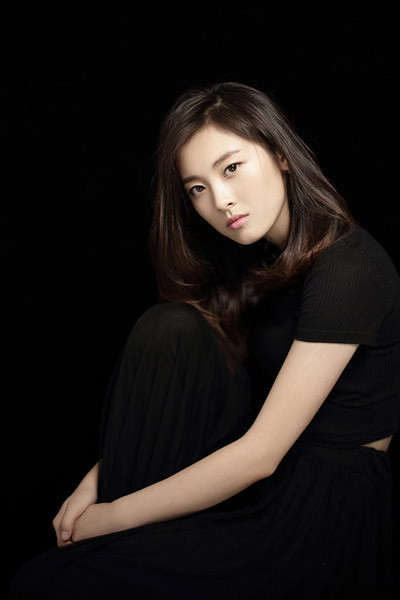 邵芸时尚写真尽显高冷女神范