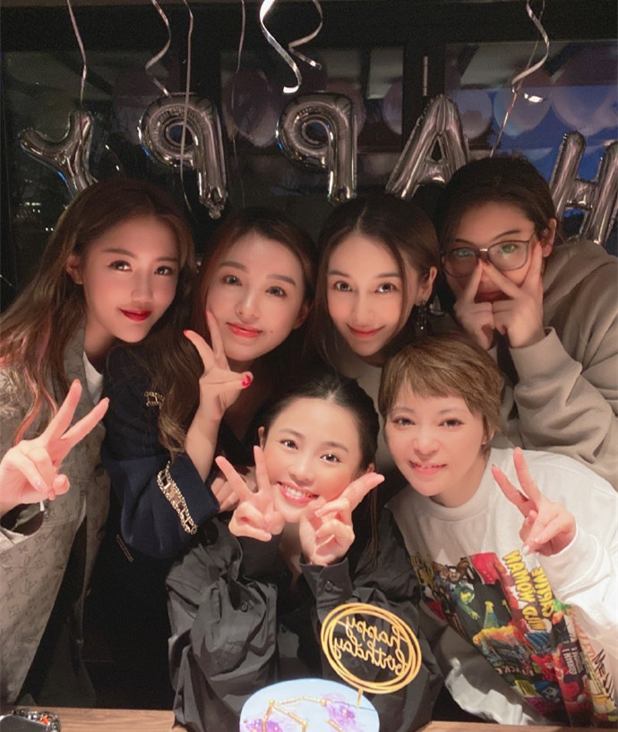 杨颖与一众闺蜜聚会妆容接近长相相似网友差点找不到baby