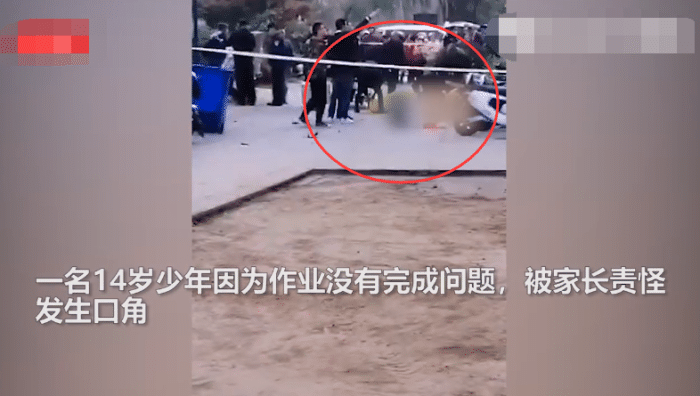这名男孩今年14岁,就读于江都实验初中,周一早晨上学前母亲检查他的