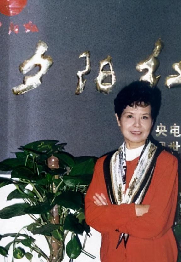 沈旭华成为央视主持人的候选人,进入央视之后,沈秀华就成了《夕阳红》