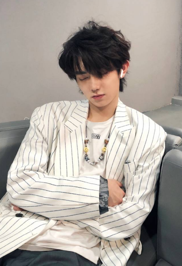 选手被当做欢乐谷npc,还长得像李希侃,网友直言是营销_腾讯新闻