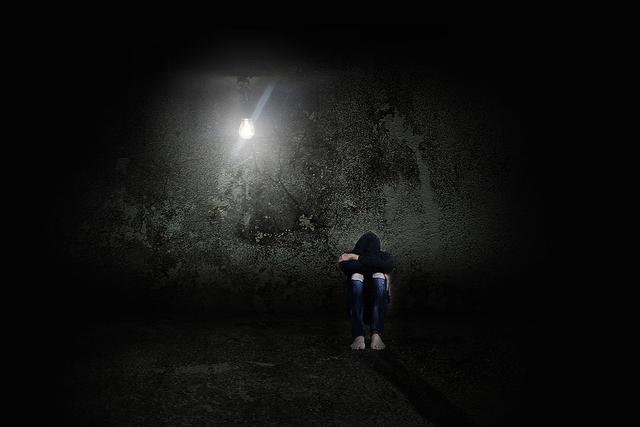 闫羽凡|哄骗好友吞下100片药后，他微信询问了十余次“在吗”