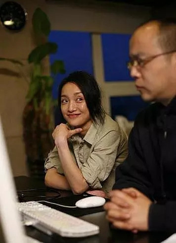 周迅还是窦唯前妻高源的好闺蜜,还带着老公高圣远一起参加生日party.