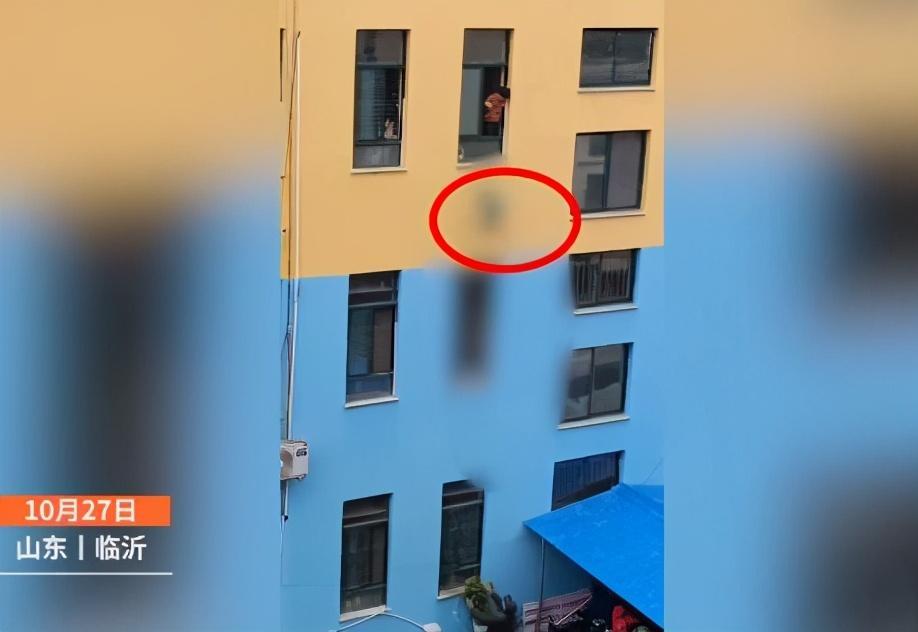 揪心男童幼儿园跳楼哭喊妈妈整个过程却留给我们太多疑问