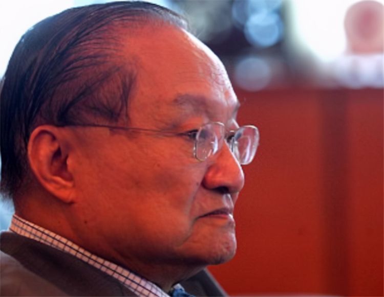 朱玫和金庸提出离婚的时候,查传侠正在美国哥伦比亚大学读书,听闻父母