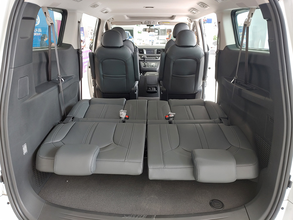 很适合长途自驾游的大通mpv放倒后排能当床柴油后驱很有劲