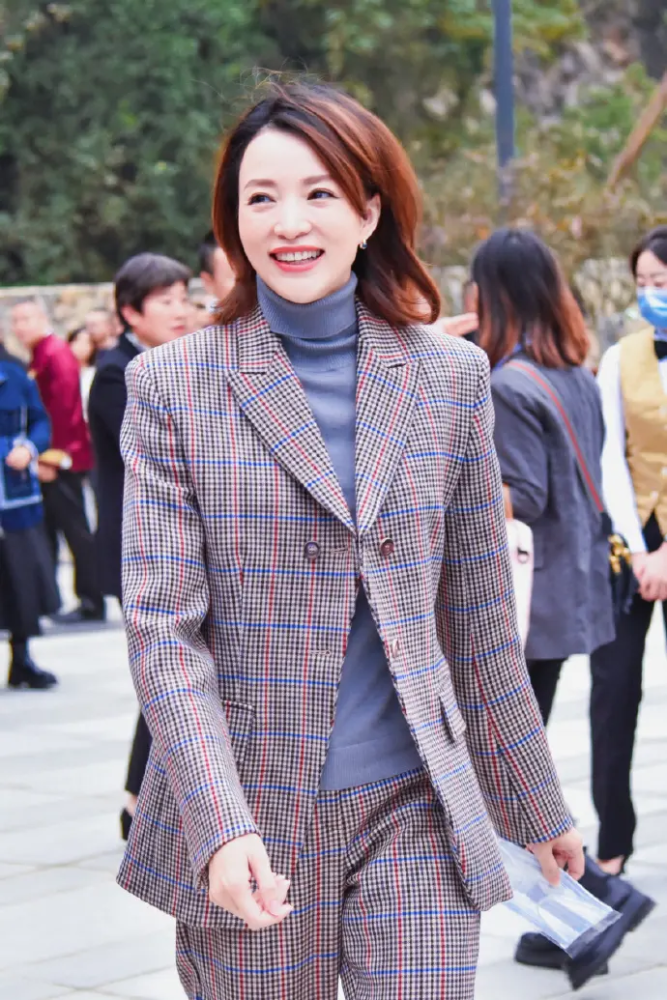 董卿穿小格子西装出席户外活动就算素颜配短发也优雅迷人
