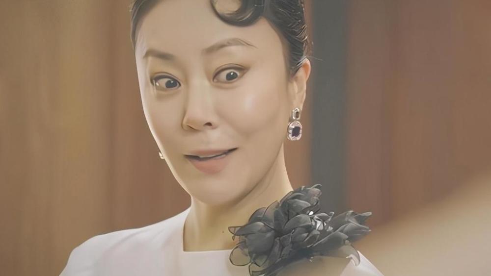 真的要称赞一下饰演高圣雅的尹周熙,在这短短的两三分钟之内,就把惊讶