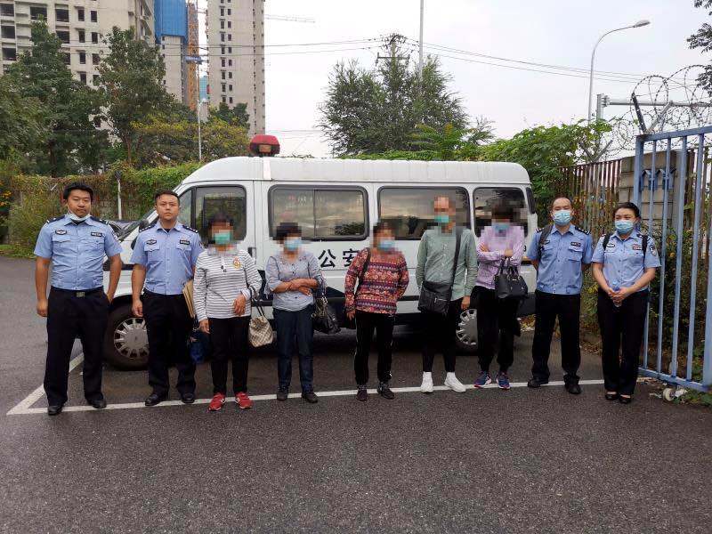 地铁|在地铁口“看相”敛财，五人被行拘