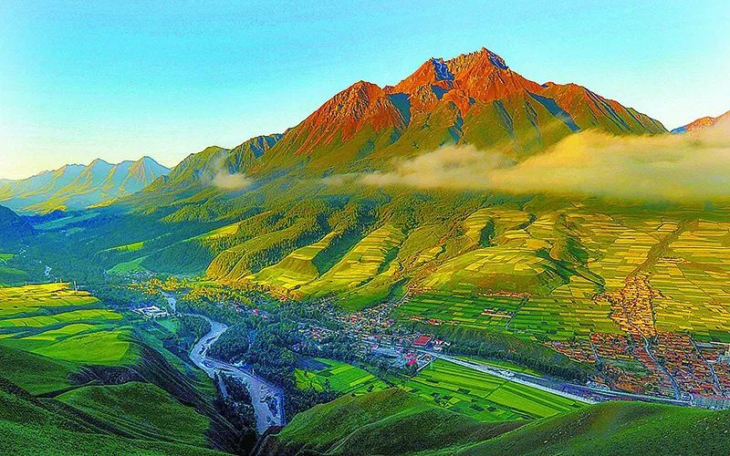 东西长1000公里,南北300公里,平均海拔4000米以上,最高山峰疏勒南山