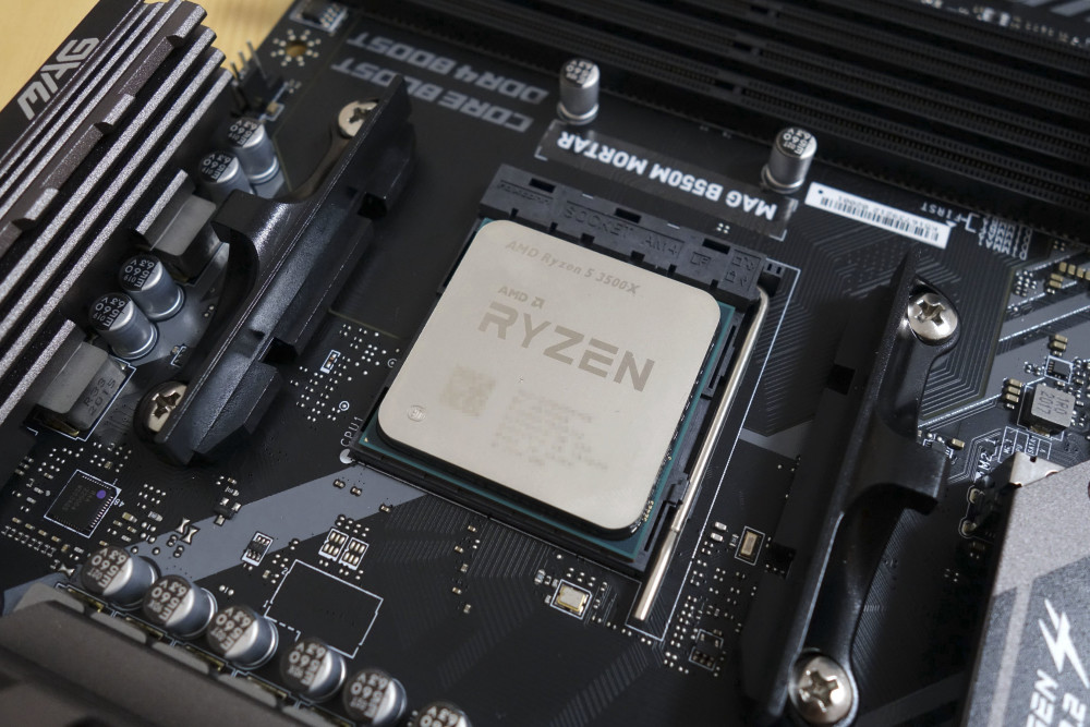 锐龙r5 3500x,六核六线程,最大加速4.