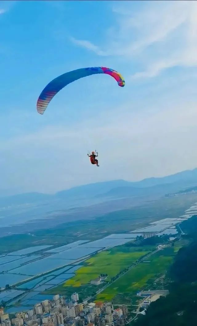 走到连江体验无动力滑翔伞感受遨游蓝天的魅力