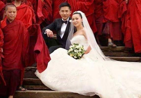 刘嘉玲|梁朝伟夫妇罕见同框，刘嘉玲邀请好友看影，两人穿搭低调又减龄