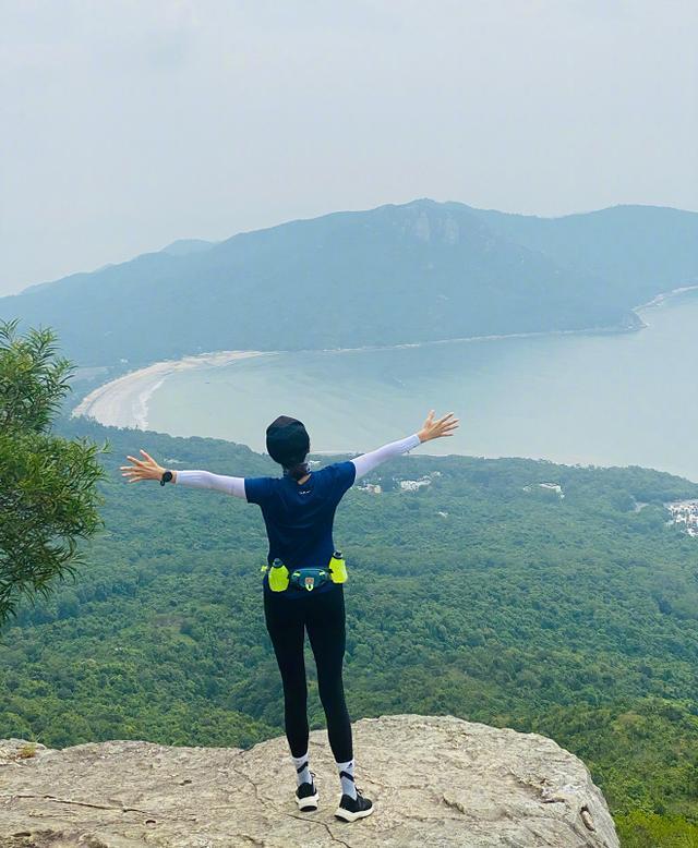 刘嘉玲|梁朝伟夫妇罕见同框，刘嘉玲邀请好友看影，两人穿搭低调又减龄