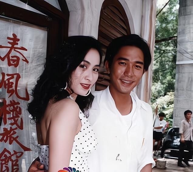 刘嘉玲|梁朝伟夫妇罕见同框，刘嘉玲邀请好友看影，两人穿搭低调又减龄