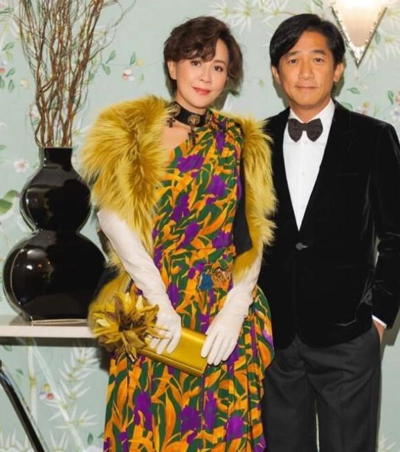 刘嘉玲|梁朝伟夫妇罕见同框，刘嘉玲邀请好友看影，两人穿搭低调又减龄