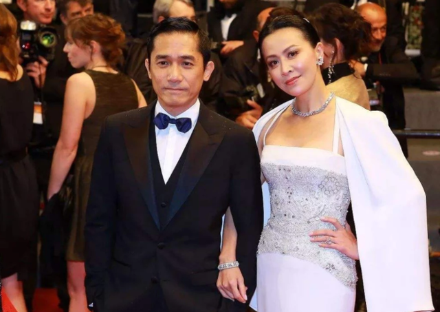 刘嘉玲|梁朝伟夫妇罕见同框，刘嘉玲邀请好友看影，两人穿搭低调又减龄