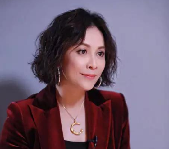 刘嘉玲|梁朝伟夫妇罕见同框，刘嘉玲邀请好友看影，两人穿搭低调又减龄