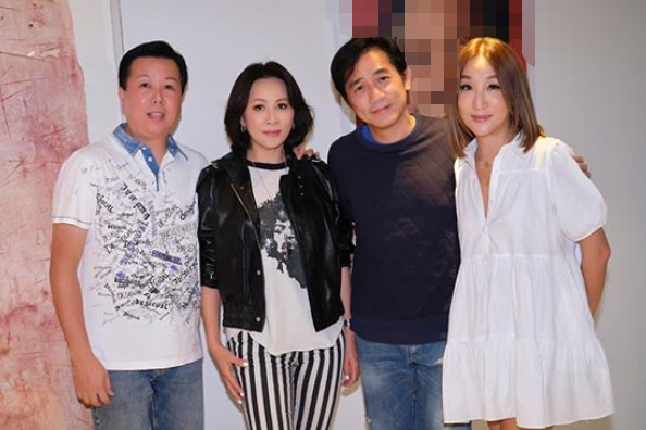 刘嘉玲|梁朝伟夫妇罕见同框，刘嘉玲邀请好友看影，两人穿搭低调又减龄