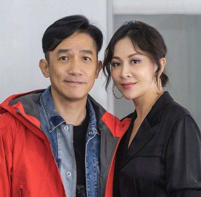 刘嘉玲|梁朝伟夫妇罕见同框，刘嘉玲邀请好友看影，两人穿搭低调又减龄