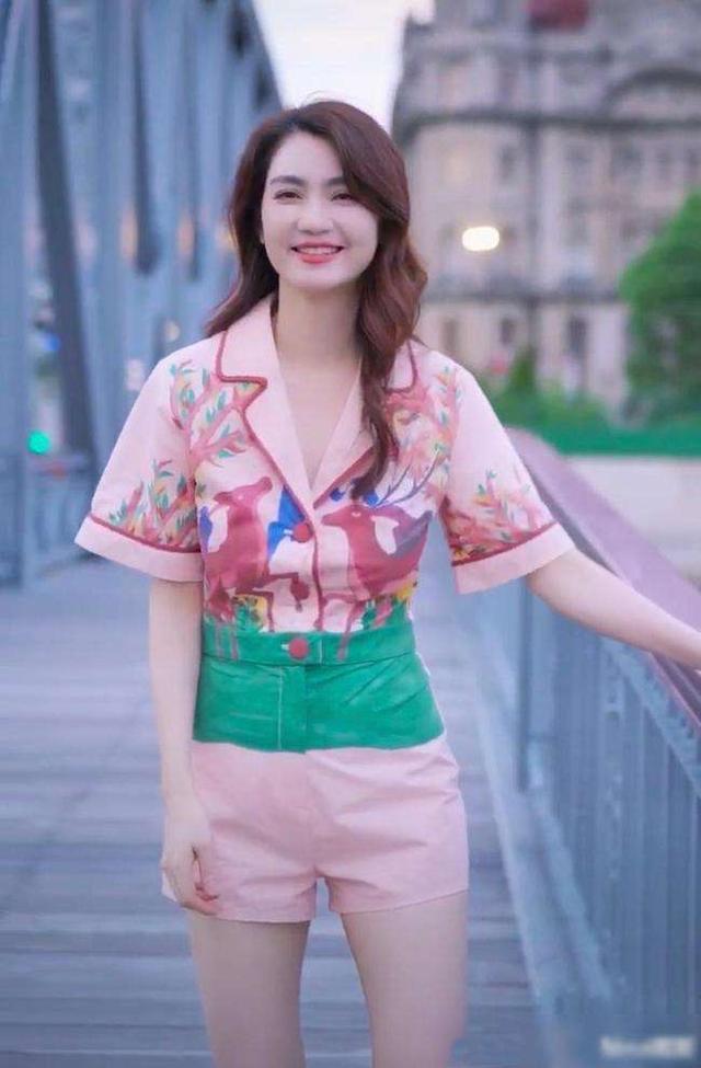 洪欣年轻时美得惊艳脱俗,卫衣搭牛仔裤俏皮减龄,一笑让人心颤