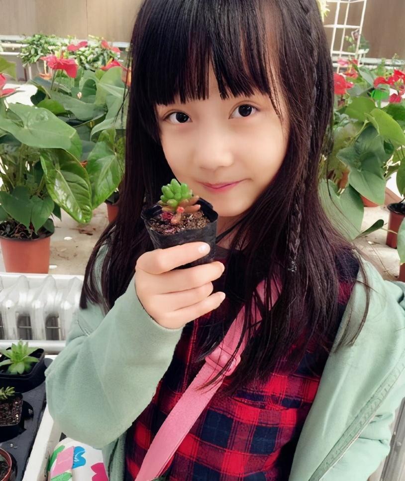 赵薇女儿"整容式"长大,继承妈妈优点,12岁近照美出新高度!