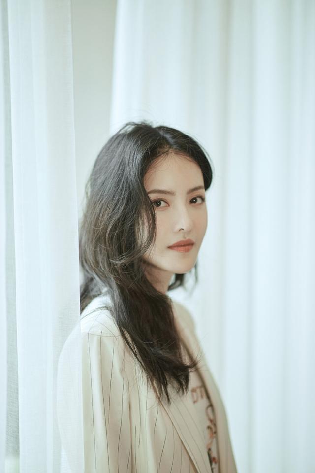 张芷溪拥有天生的古典美人脸,穿起古装的她美若天仙,就像是从古代穿越