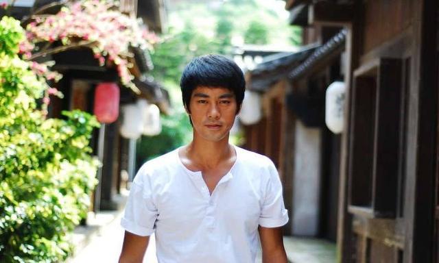 为什么说周星驰的《功夫》才是陈国坤演技的巅峰?_腾讯新闻