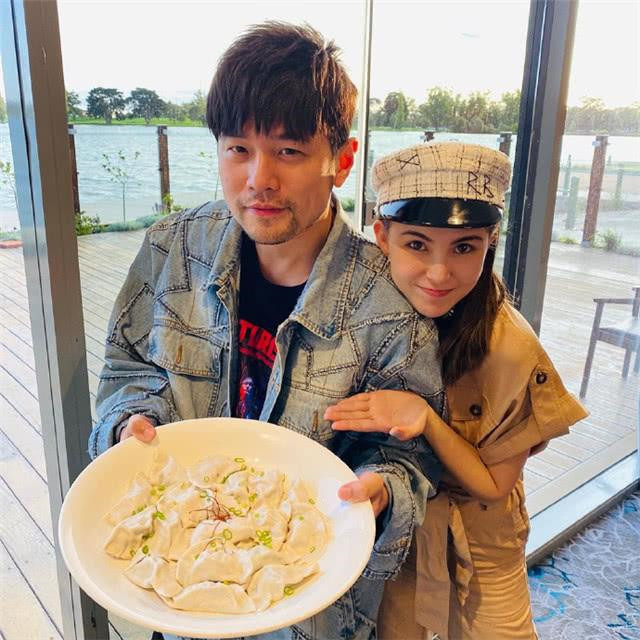 昆凌|周杰伦被曝离婚后，昆凌秀恩爱回应：我们像史密斯夫妇一样甜蜜