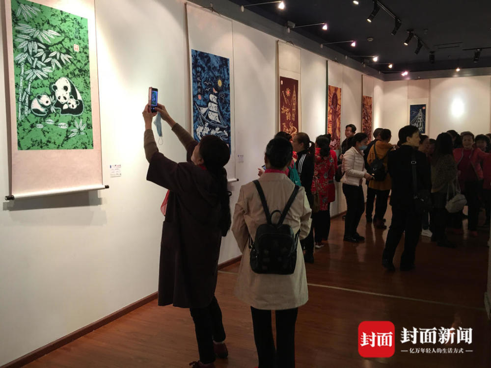 龚扇|四川自贡举办民族民间艺术展览展示展演活动：价值1.8万龚扇引观众围观