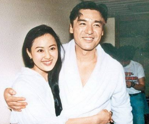 谭咏麟|与谭咏麟是好友，生意破产欠债2亿，如今65岁开演唱会坐无空席