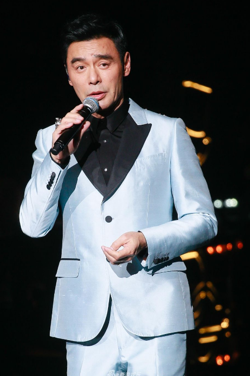 谭咏麟|与谭咏麟是好友，生意破产欠债2亿，如今65岁开演唱会坐无空席