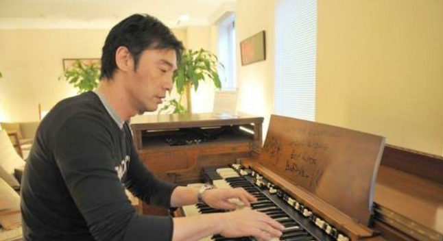 谭咏麟|与谭咏麟是好友，生意破产欠债2亿，如今65岁开演唱会坐无空席