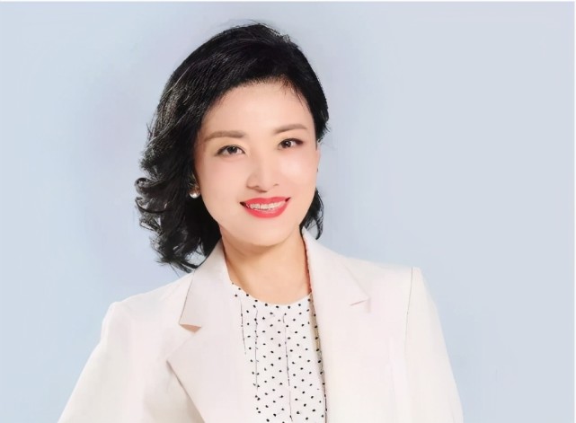 周涛可以说属于一帆风顺的那种女孩子,她从小学,中学,到进入北京广播