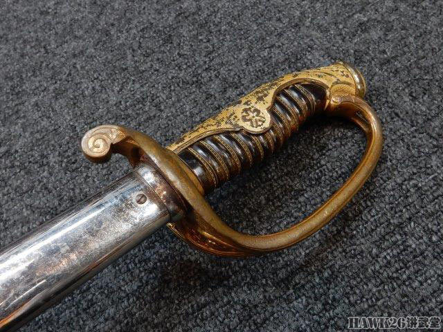 非战时着装时,参加军事演习时或正常工作时间随身佩戴的单手握持军刀