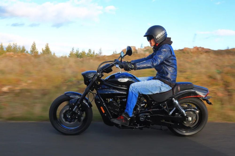 车评巡航车的运动乐趣51800元的轻骑大韩gv650pc带来新体验