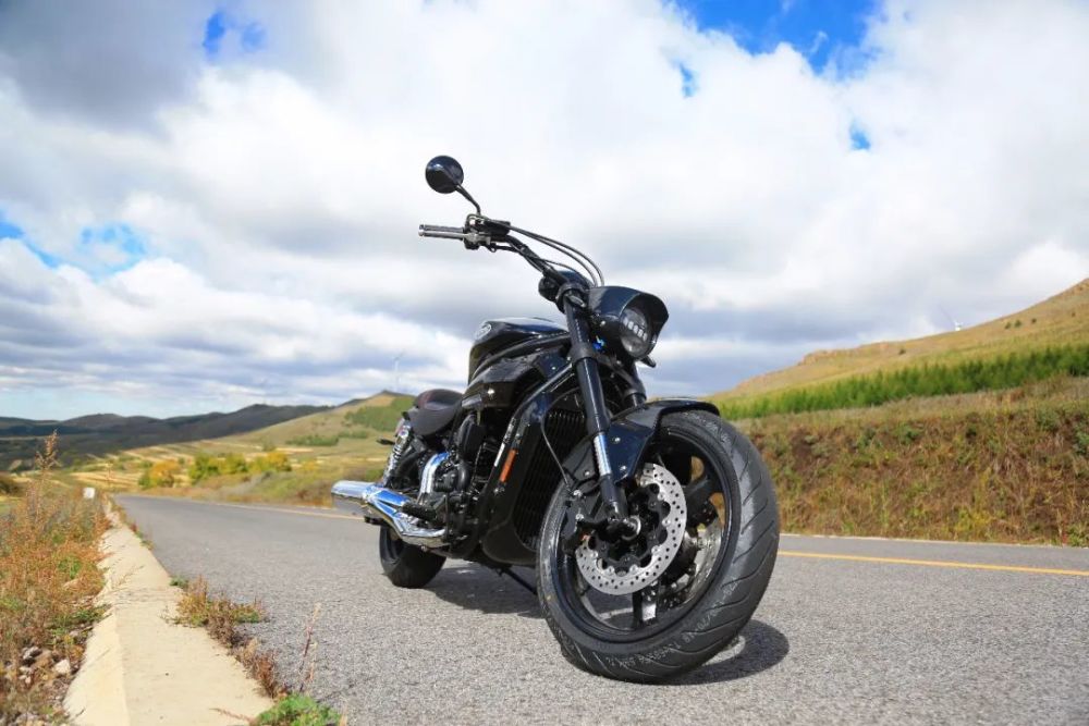 车评巡航车的运动乐趣51800元的轻骑大韩gv650pc带来新体验